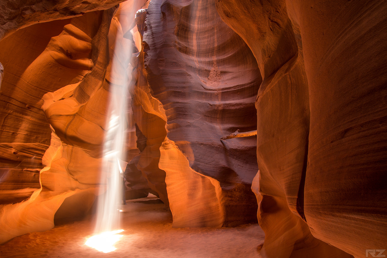 Adventurer Documents His Descent Into Antelope Canyon And It’s Breathtaking