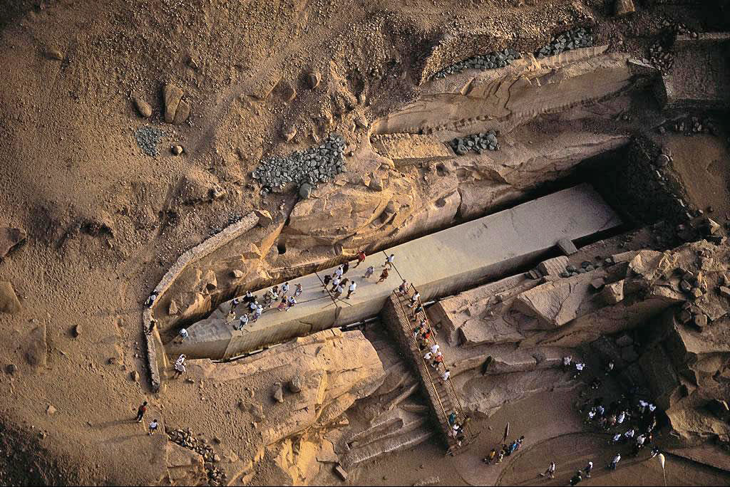 La misteriosa losa de piedra pesa más de 1.200 toneladas y es casi tan alta como la Estatua de la Libertad.