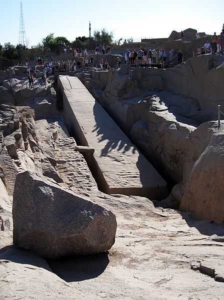 La misteriosa losa de piedra pesa más de 1.200 toneladas y es casi tan alta como la Estatua de la Libertad.