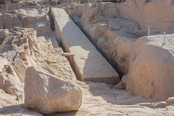 La misteriosa losa de piedra pesa más de 1.200 toneladas y es casi tan alta como la Estatua de la Libertad.