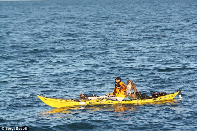 Este hombre dejó su trabajo para vivir en las playas y navegar en kayak por todo el mundo con un perro callejero